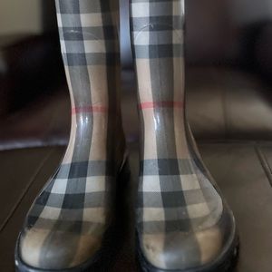 Gently worn. Burberry House Check Pattern rubber rain boots. Size 7